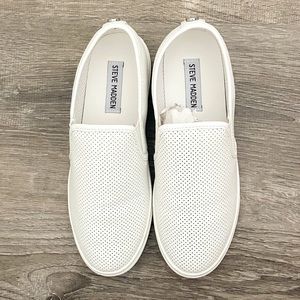 Steve Madden white slip on shoes does not come with box